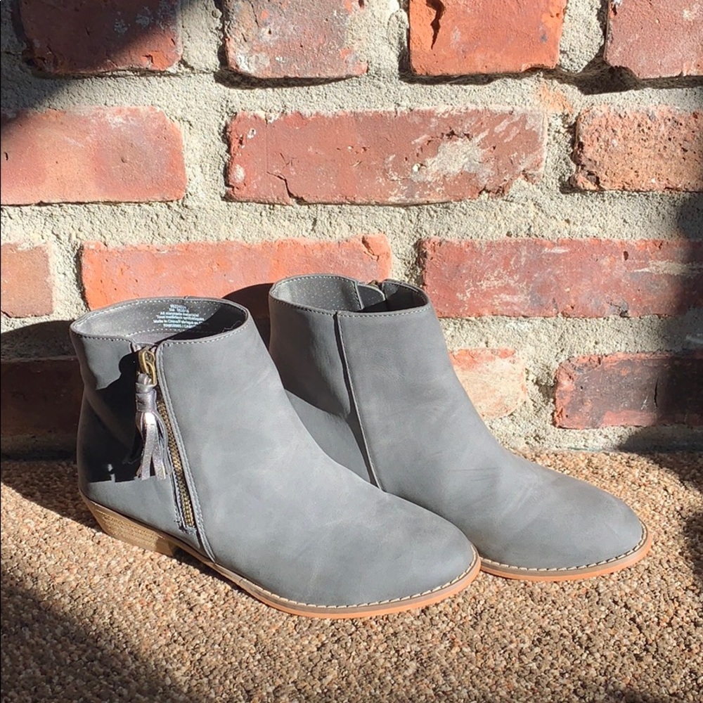 Girls gray booties, size 5M.  Only worn once.